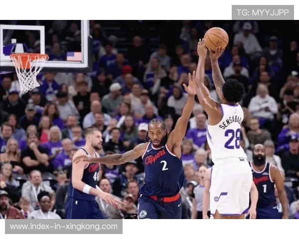 伦纳德罚线两罚，快船局势稳定